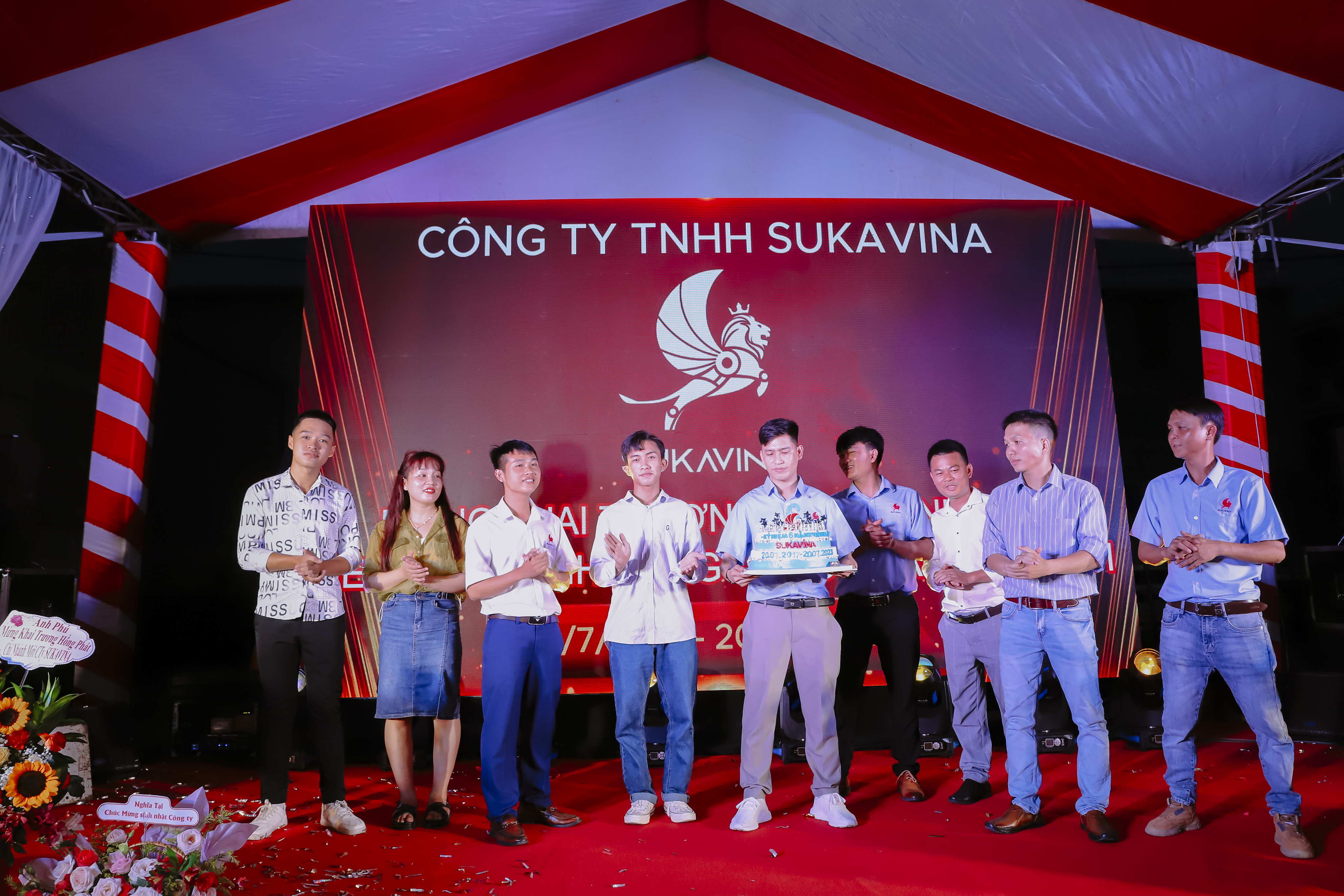sukavina-tung-bung-khai-truong-chi-nhanh-moi-chang-duong-6-nam-vuon-minh (8).jpg (5.31 MB)